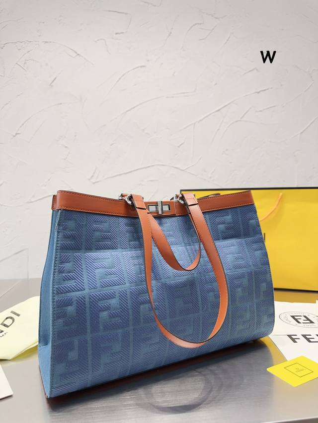 尺寸 41*27Cm F家 Fendi Peekabo 购物袋 经典的tote造型 但是这款最大的特点 手提腋下