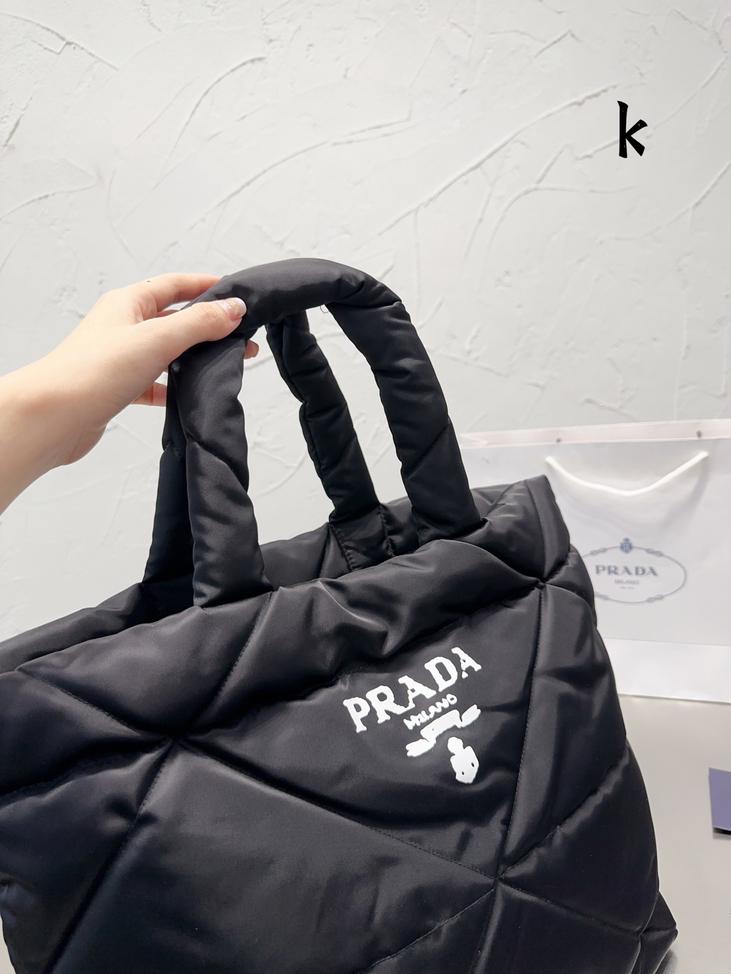 无盒 Size 底长高36*37Cm Prada 购物袋 够大够方便 轻便舒适又实用 - 点击图像关闭