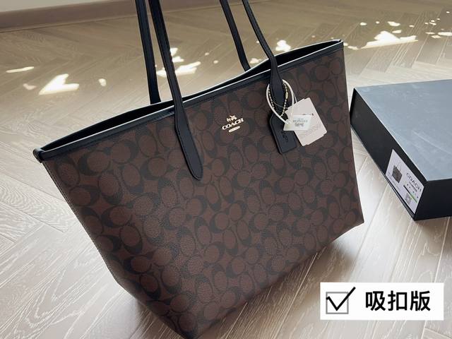 配盒 Size 35*27Cm Coach家 吸扣单面city托特包 经典logo购物袋tote包 大爆款 分分钟断货 搭配不同衣服 一年四季都可以用 搜索co