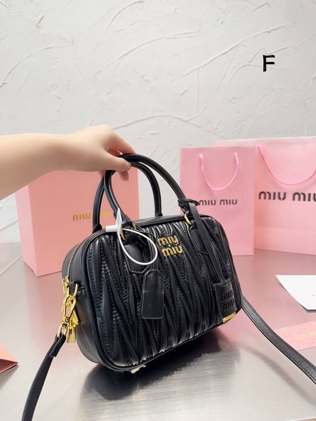 Miumiu经典托特 经典百搭miumiu标志小皱褶压纹设计 特色鲜明 釆用顶级进口小羊皮纹面料 质感细腻柔软 华美的仿水晶链条长肩带 魅力闪耀 设计简约大气