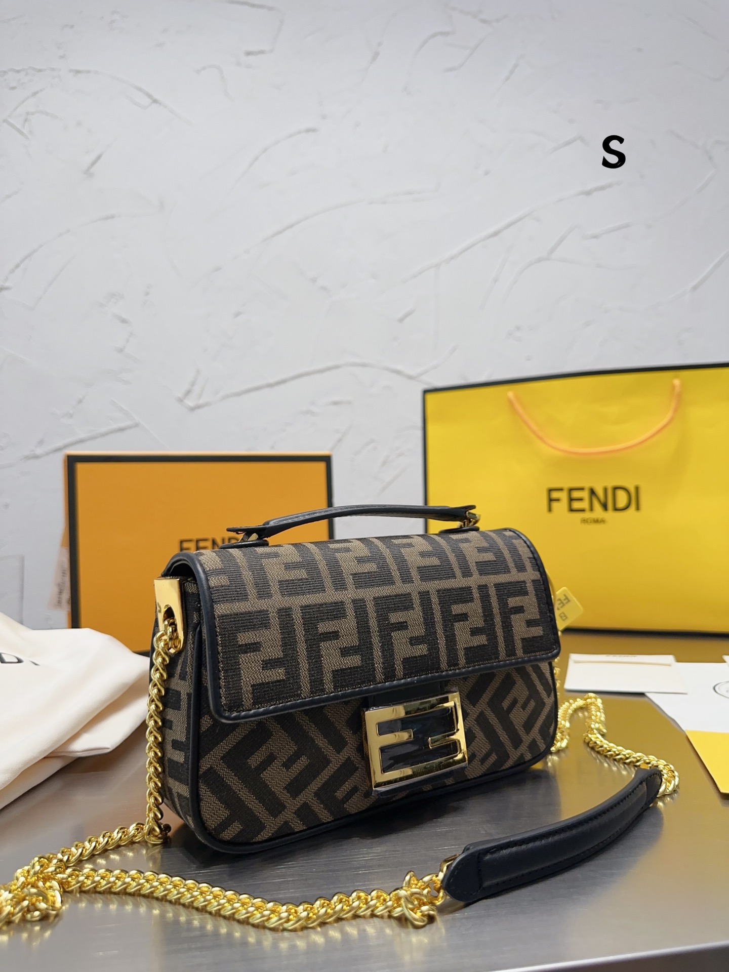 复刻版 牛皮 Fendi Vintage法棍包 2023年米兰时装周街拍中 潮人们背的最多的包包大概就是fendi芬迪的这款腋下包了 经典布料 有种慵慵懒懒的街 - 点击图像关闭