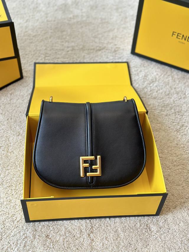 牛皮 最喜欢的fendi 马鞍包包 C'Mon 手袋的一款fendi手工匠人打造的杰出作品 好fancy的fendi手袋 Fendi最新款的c'Mon手袋 好值