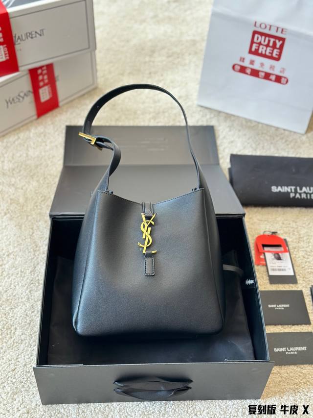 复刻版 牛皮 Ysl Hobo腋下 水桶包 Ysi家当之无愧的入门经典款 超级耐燥这个皮质真的是我最爱的皮质之一不怕刮牛皮的纹理也有质感 相比金链我更喜欢链非常