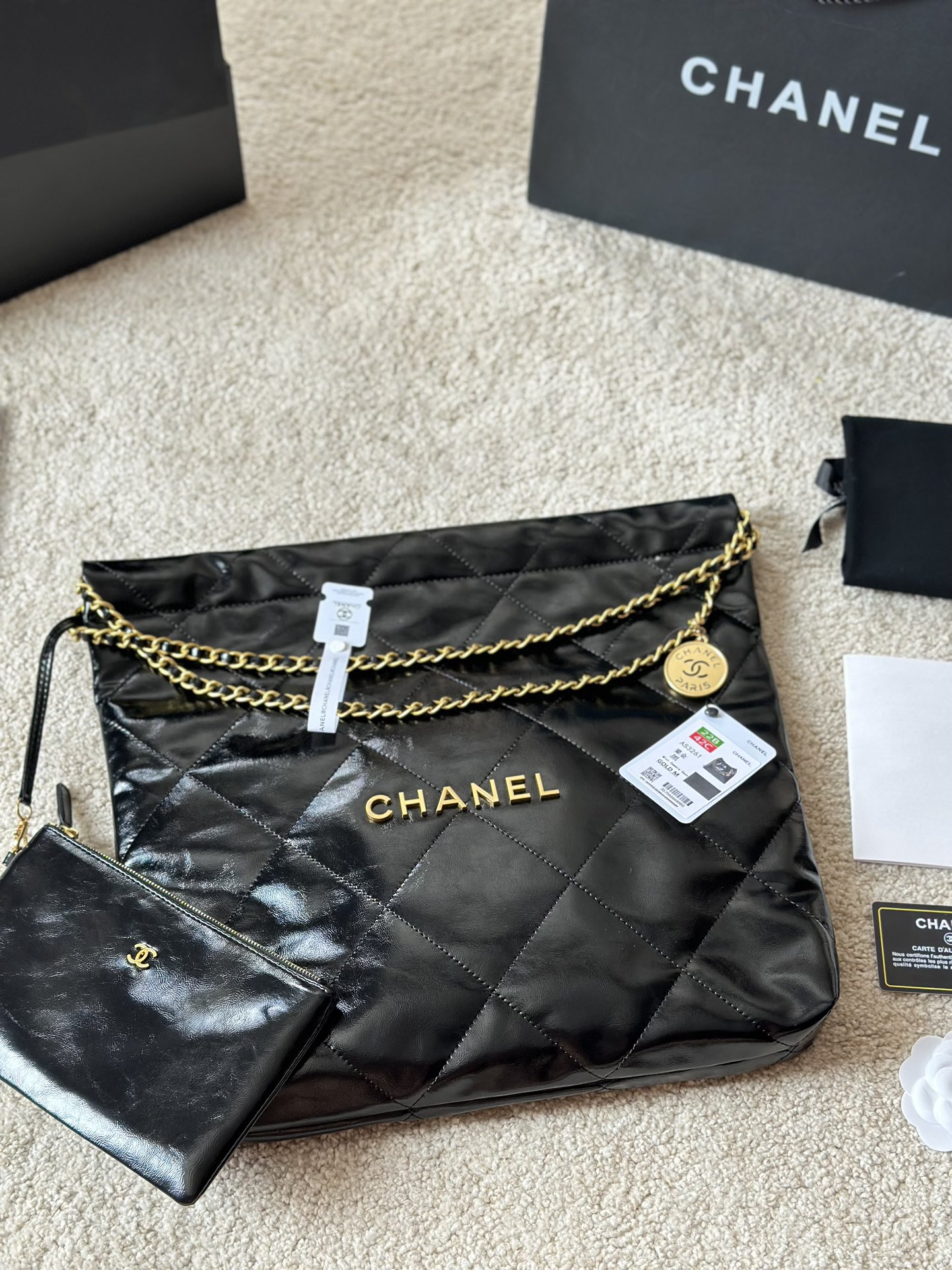 复刻版 大号 Chanel 22Bag 以数字命名的 垃圾袋 2021 年10 月 Chanel 品牌艺术总监virginie Viard在2022年春夏 时装