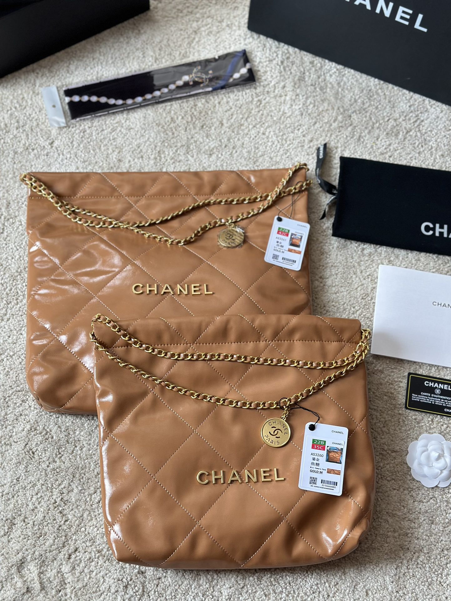 复刻版 大号 Chanel 22Bag 以数字命名的 垃圾袋 2021 年10 月 Chanel 品牌艺术总监virginie Viard在2022年春夏 时装