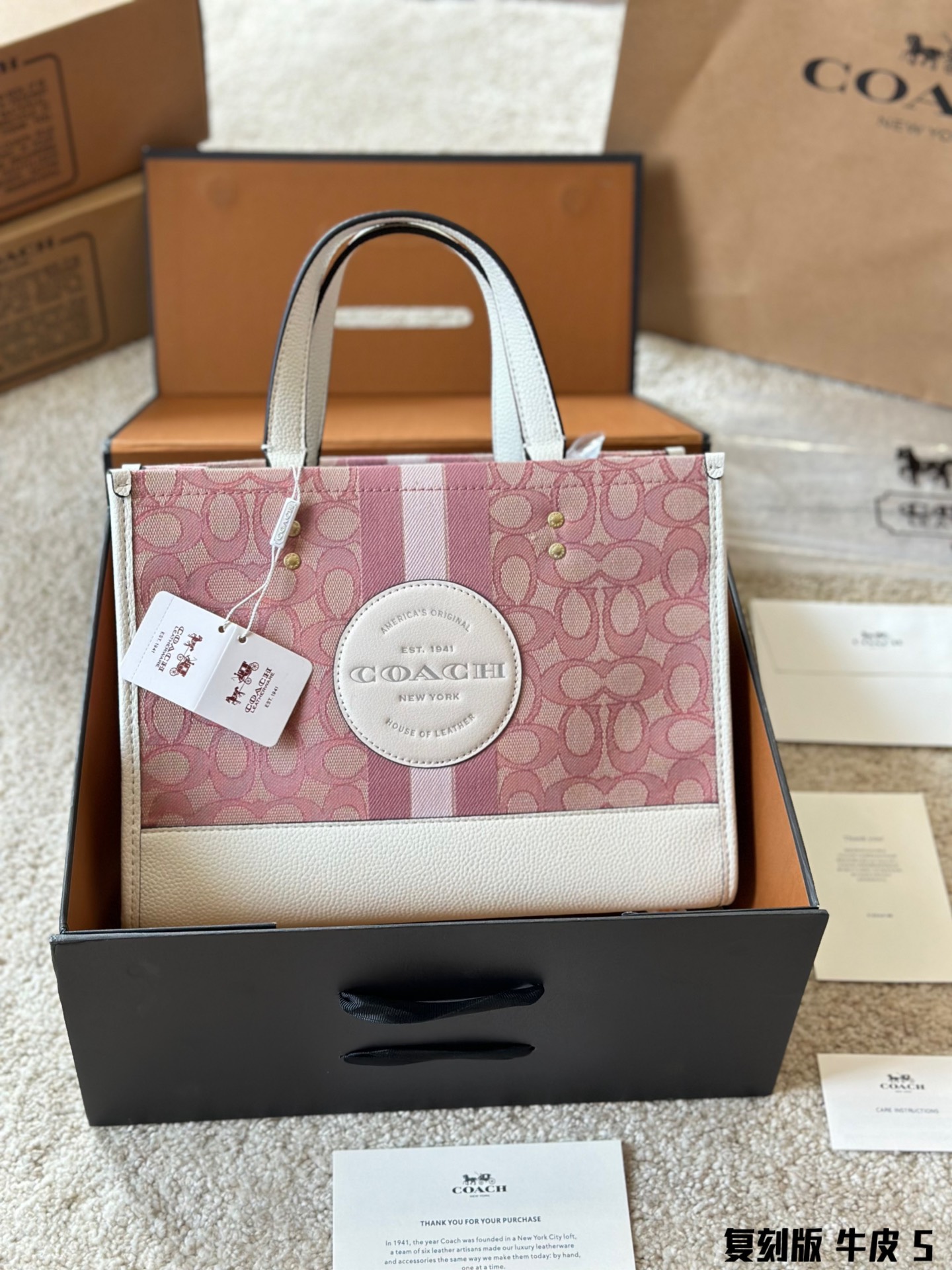 高版本 原版布 Coach 蔻驰 Dempsey 30 Tote 购物袋.原版皮.这是什么神仙配色 毫无抵抗力.单肩手提都可以.容量超级大. 耐磨耐脏.砖柜一比