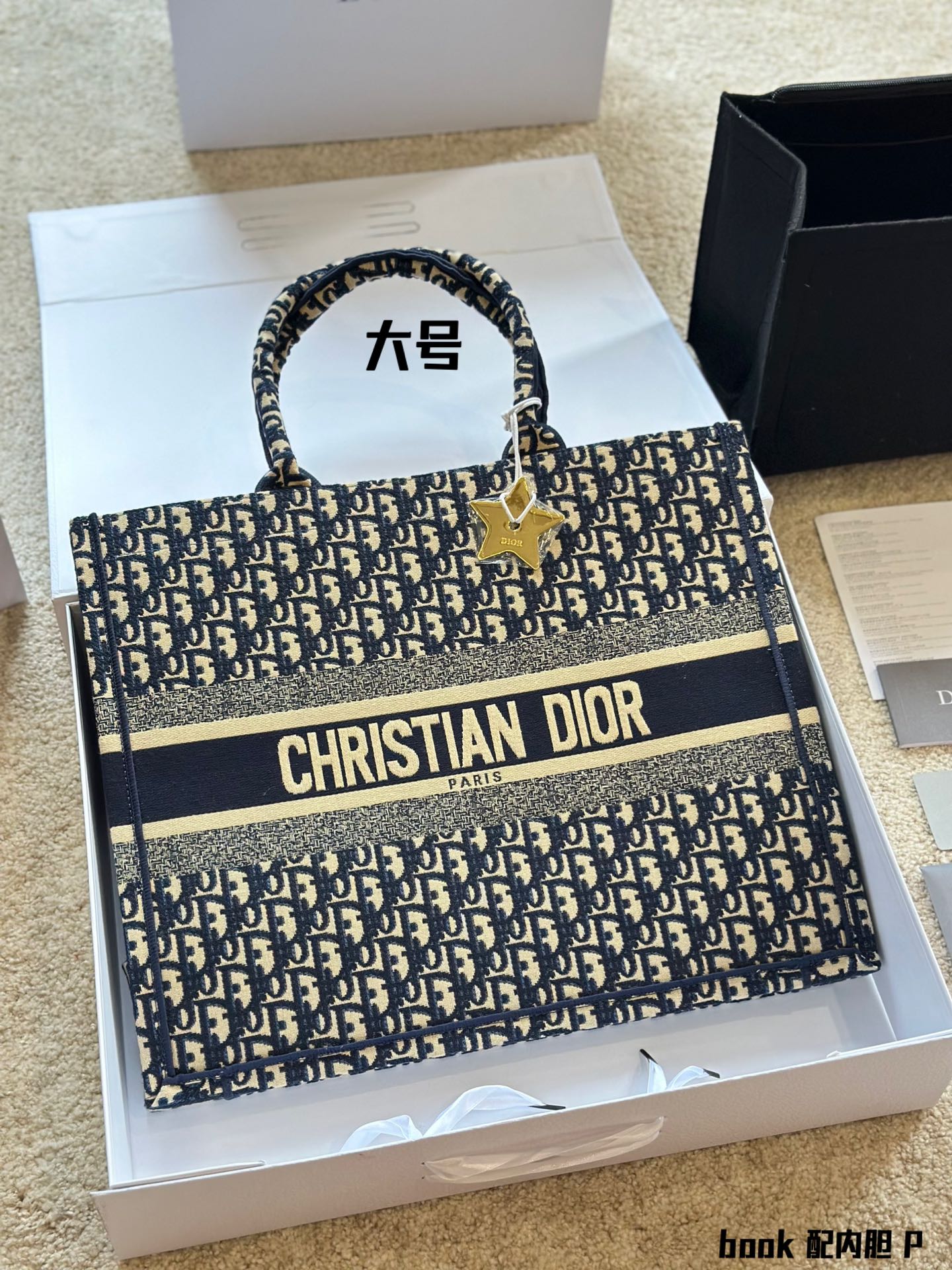 Dior Book Tote今年最喜欢的一款购物袋 Tote我用的次数最多的包 因为容量超级大 不管什么东西都向里面放 当然凹造型也是必须有的 这款dior老花