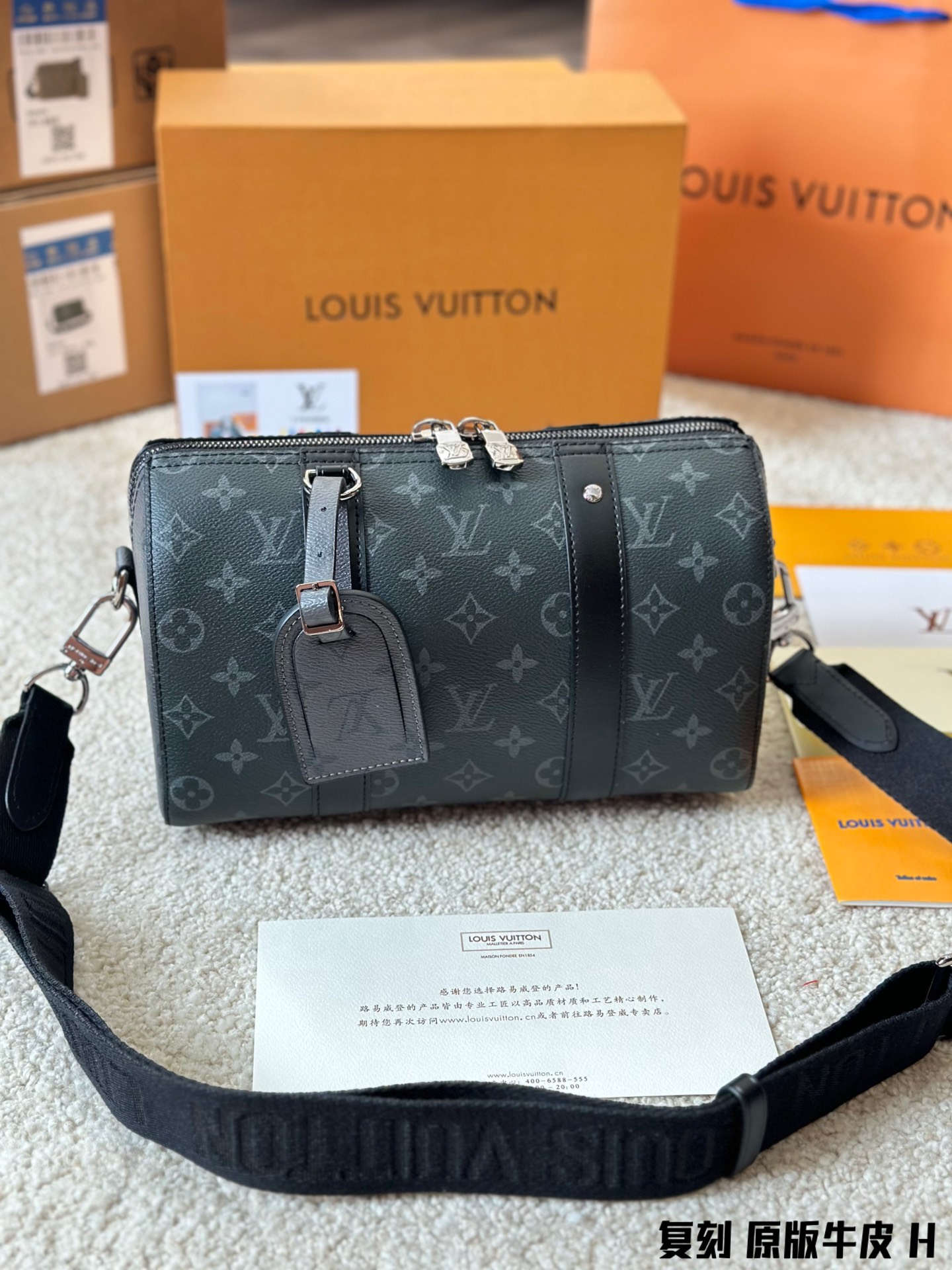 顶级复刻版 Lv X Nigo Keepall Xs 21 枕头包 手袋是一款理想的都市手袋 标志性的造型与经典的 Monogram 帆布 加之多种携带方式和奢