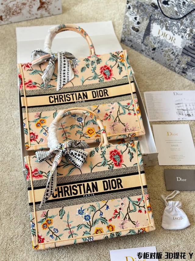 原单 Dior Book Tote是由christian Dior艺术总监maria Grazia Chiuri签名的原创作品 现已成为品牌的经典之作 这款小号