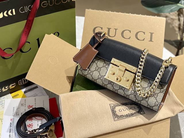 原厂皮定制 礼盒包装+官网飞机箱 Gucci 2023 新款 Padlock 月光宝盒2.0 肩背包 此款颇具结构感的肩背包采用高级人造帆布精心打造 肩带搭配从