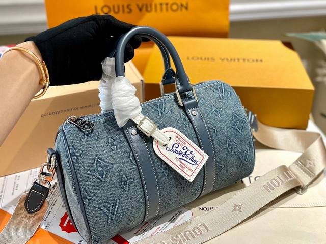 折叠礼盒 Lv Keepall Xs 秀款 牛仔枕头包 很燃 这款retiro 手袋以标志性 经典永恒 优雅低调的外形设计和宽敞的包身更加入了实用性 尺寸 24