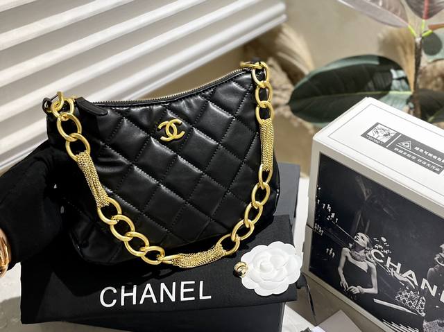 折叠礼盒 Chanel23A Hobo又一次让我爱上 新款23A真的太美了就这独特复古的五金链让我甘愿掏出我的钱包质感满满还不是高级感爱了爱了 24*17Cm