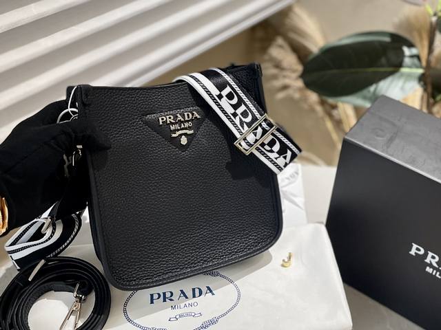 牛皮 折叠礼盒包装 Prada Hobo Minievelyn替代 伊芙琳有多火 不用我说大家都知道吧 这次我带着beat系列新款的图片给大家分享t+ 不得不说