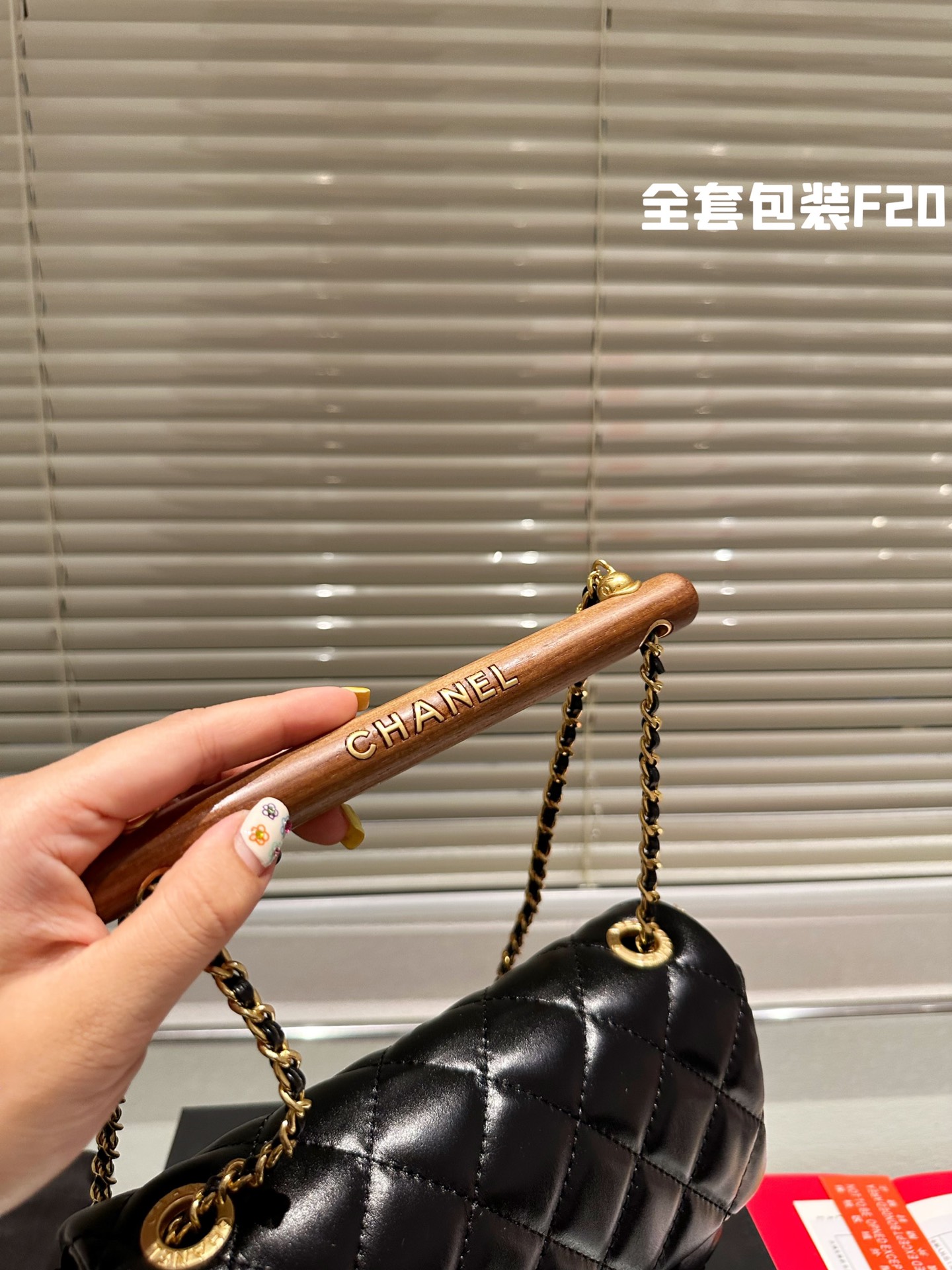 纯皮 折叠礼盒 Chanel 23新品 木质手柄 方胖子 牛皮质地 时装 休闲 不挑衣服 尺寸20Cm