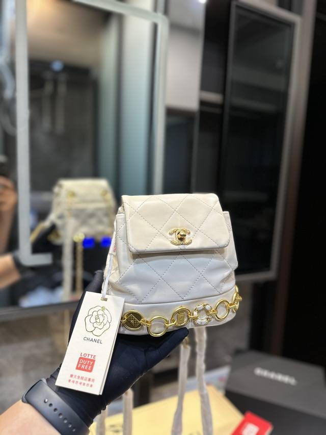 Chanel 超mini 双肩背包 上新的时候看到 实物 就知道他要火了 现货供不应求 这一季度的王炸 解放双手的利器 M尺寸18 15Cm