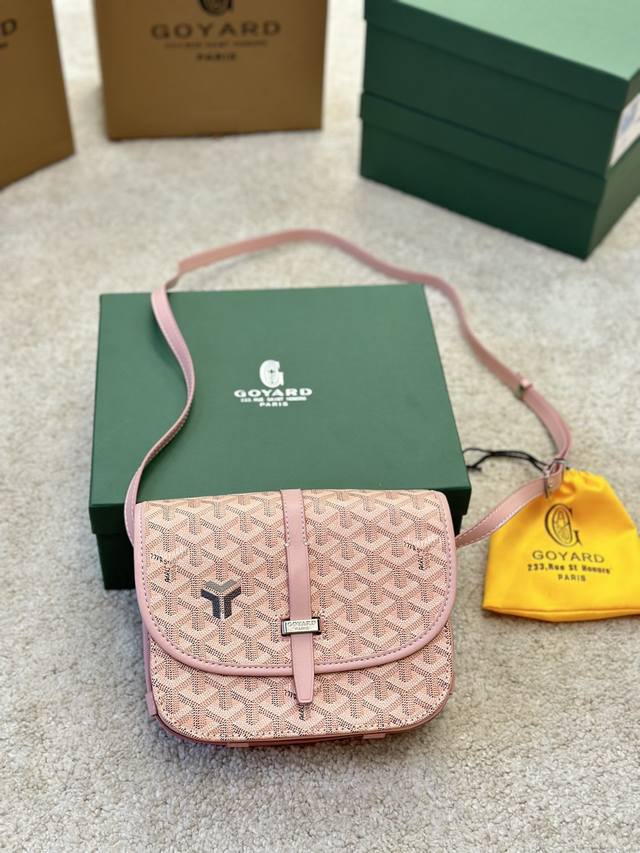 高版本 Goyard 的新款belvedere系列己经上市啦 这款belvedere邮差斜跨包绝对是这个系列中的一大亮点 恰到好处的大小 既能装下日常必备品 又 - 点击图像关闭