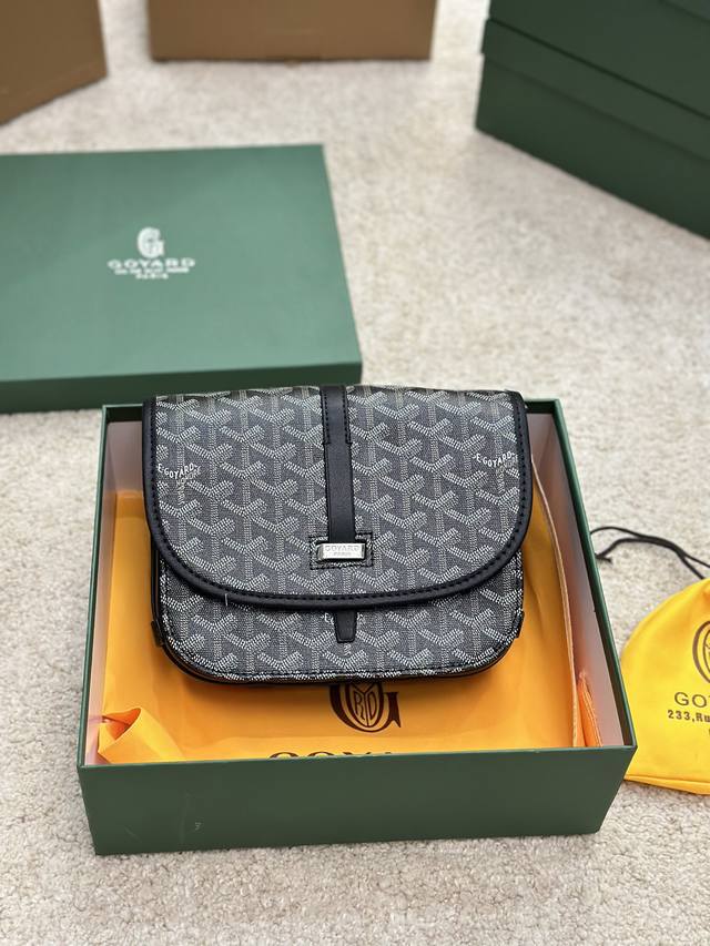 高版本 Goyard 的新款belvedere系列己经上市啦 这款belvedere邮差斜跨包绝对是这个系列中的一大亮点 恰到好处的大小 既能装下日常必备品 又