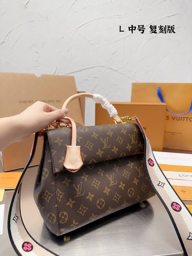 中号 2023新款 Lv Cluny Bb 顶级原单 Lv这款clunybb手袋g这款包带采用时下流行的鲜亮 配色 Cluny 手袋非常实用 是理想的商务手袋