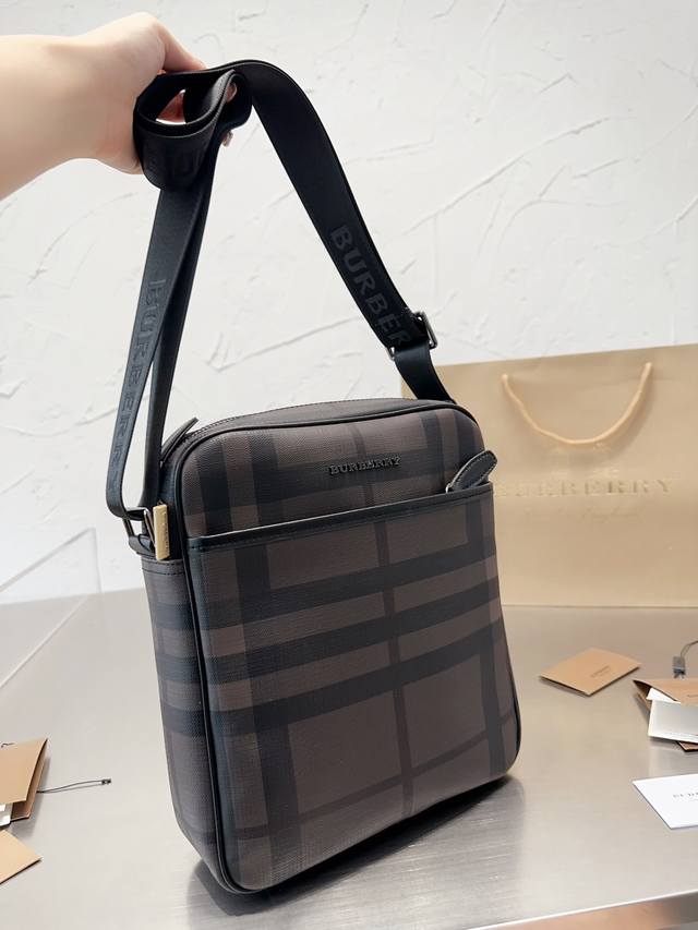 男包推荐 Burberry Monogram邮差包 换了logo的burberry用新一季的monogram拥抱年轻潮流的一代 开启热卖模式 国由于花纹是这个包