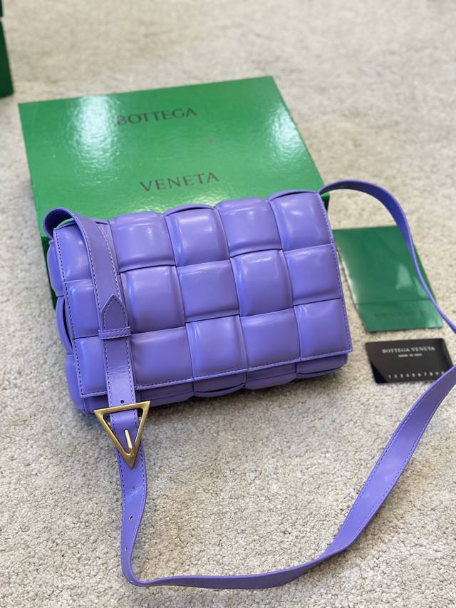 三角扣 豆腐包 Bottega Veneta Bv 高级 Cassette 手袋 编织豆腐包 新 款 简洁的线条 柔软的包身 并且相当实用 街头巷 尾它的身影无