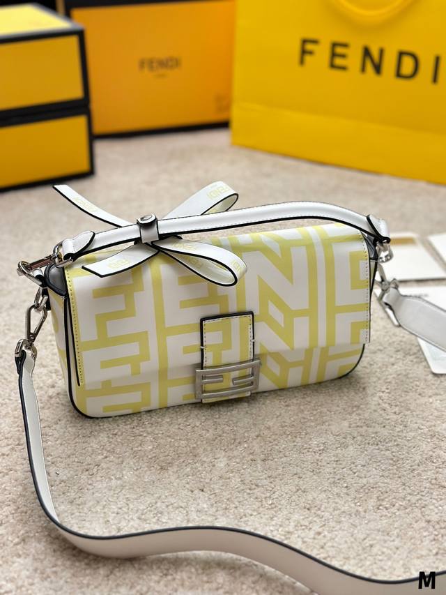 联名款 Fendi Baguette 法棍包中号 Fendi Baguette 法棍包中号第一眼就觉得砸中了我 加上中号有一根较长的肩带 非常实用 中号的装两个