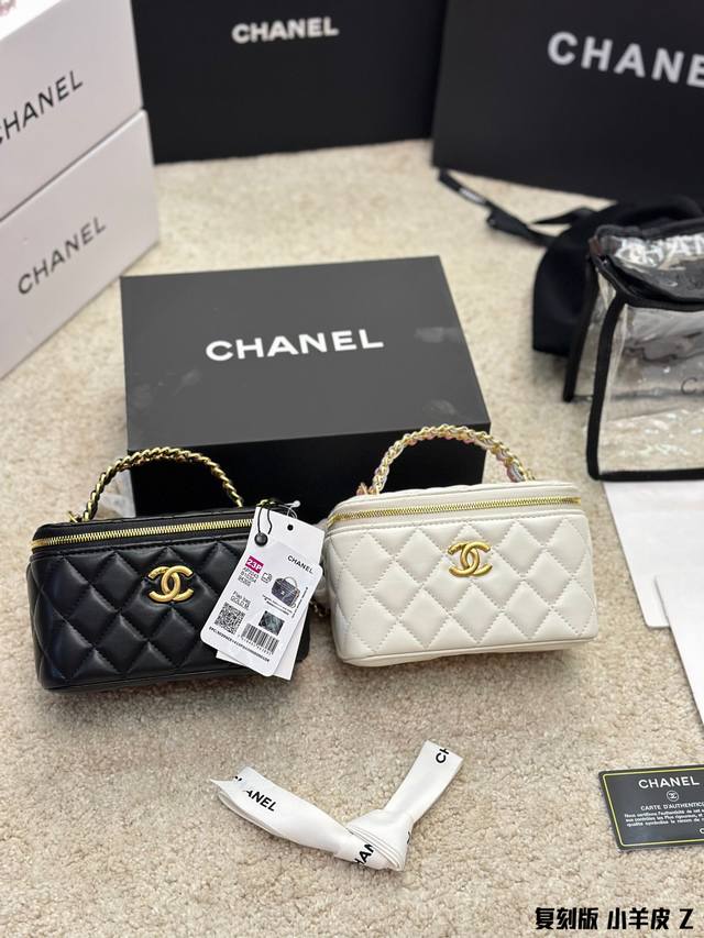 小羊皮 Chanel23S 字母手柄羊皮黑色长盒子 Chanel 23S 羊皮长盒子 羊皮看起来有高贵范 喜欢的人依然很爱 羊皮娇贵一些些 字母手柄一样的美 如