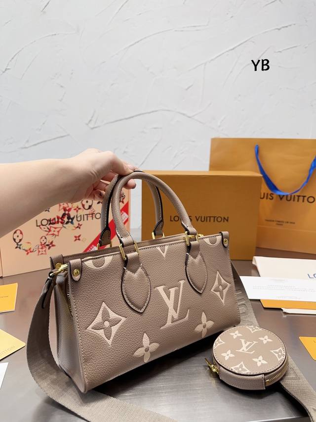 新尺寸 专柜对版折叠礼盒 Lv Onthego 原单 折叠礼盒 原单品质 Lv A B面原料 Onthego妈咪袋 性价比之王这是一款超赞的包型 灵感来自于恶搞