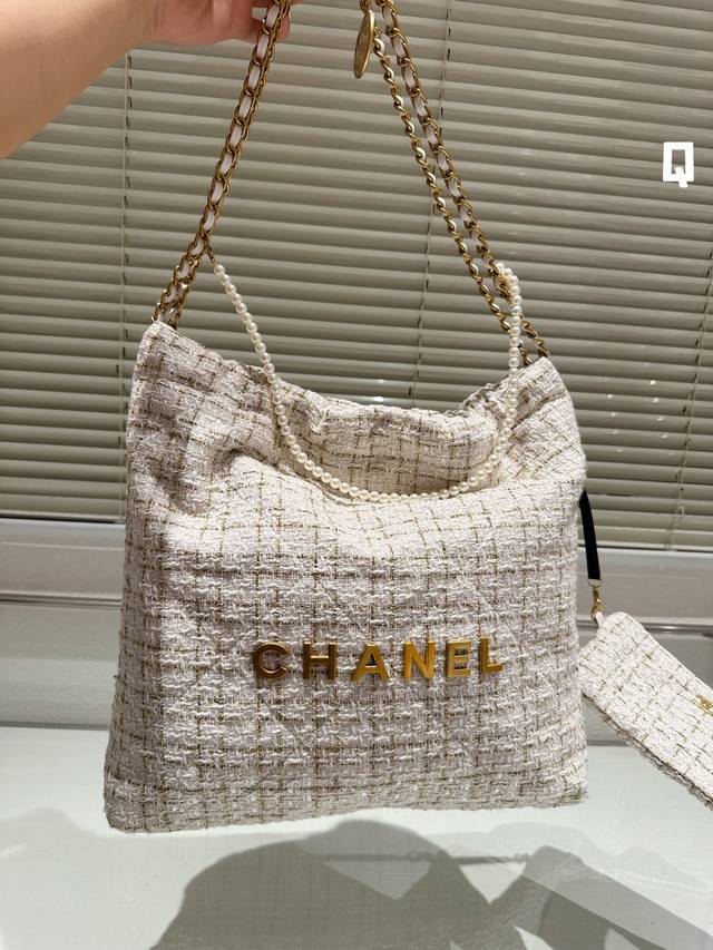 大号 小号 Chanel 22K毛呢垃圾袋 这一季的毛呢款都好适合秋冬啊 都超级好好看 - 眼.就喜欢上了 马_上就收入囊中了主要以粗花为主,非常复古 标志性衔