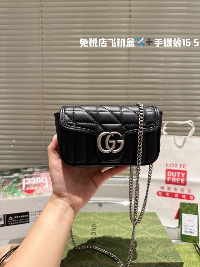 复刻版 牛皮 Gucci Marmont Mini牛皮 Mini就是小身材 大容量 女生出门的小物件都可以放了 容量见图 放置了手机 粉饼 钥匙 2只口红和1个