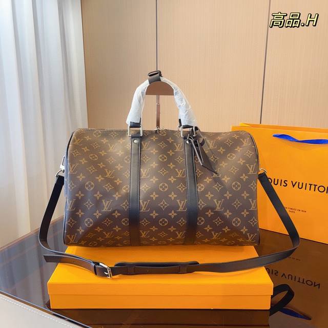 配礼盒包装 Lv 路易威登联名 联名款keepall 斜跨包旅行包 一只帅气能装的旅行袋 时尚爆发款火热来袭 经典设计大气可观男女通用款 包包采用原版皮质 超级