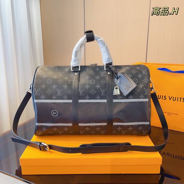 配礼盒包装 Lv 路易威登联名 联名款keepall 斜跨包旅行包 一只帅气能装的旅行袋 时尚爆发款火热来袭 经典设计大气可观男女通用款 包包采用原版皮质 超级