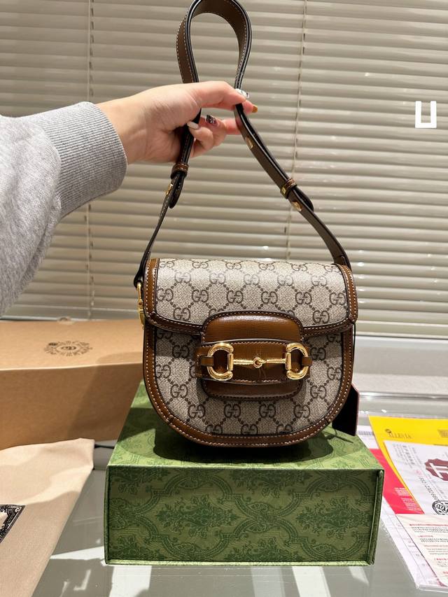 原单折叠礼盒 Gucci 1955 Horsebit Bag 马鞍包 经典的马衔扣+Monogram+棕色勾边设计 满满的复 斜挎 短肩带单肩带 长肩带单肩带都