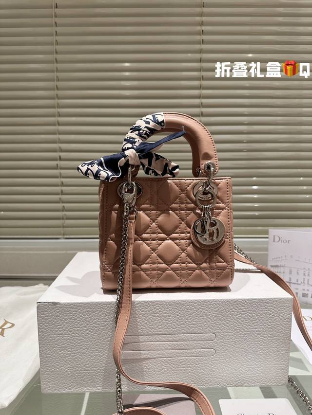 配折叠礼盒 配金色dior小星星 尺寸 3格18Cm 高品版.升级出货 Dior 戴妃款 搭配最新的字母肩带 更加加分 小羊皮材质