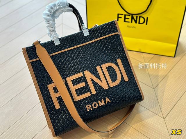 尺寸 36Cm F家 Fendi Peekabo 购物袋 经典的tote造型 但是这款最大的特点 手提腋下