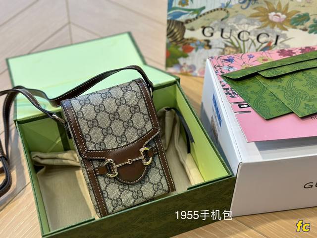 全套包装 Gucci1955手机包 本想去入虎头胸包的都已经准备结账了一转头看到这款手机包立马移情别恋柜姐说是才刚刚来的新包容量也非常感人 侧面有一定厚度 可以