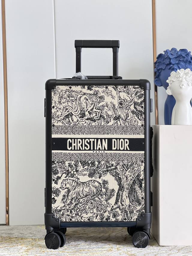 独家实拍 Cd拉杆箱 Christian Dior 行李箱 拉杆箱 又来一组时尚新宠 这种复古形的拉箱有自己独特的一种时尚干练风 实力颜值都在线盘他 标志性的o - 点击图像关闭