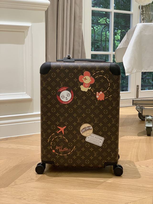 Louis Vuitton-Horizon四轮拉杆箱 55厘米 规格 38*55*21 长*高*宽 专柜正品品质 现货供应 L V Horizon 拉杆箱是由品