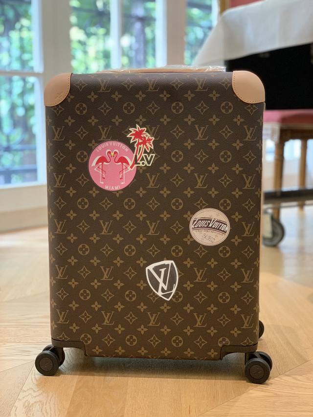 Louis Vuitton-Horizon四轮拉杆箱 55厘米 规格 38*55*21 长*高*宽 专柜正品品质 现货供应 L V Horizon 拉杆箱是由品