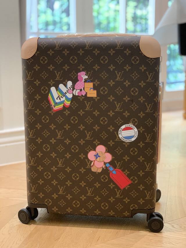 Louis Vuitton-Horizon四轮拉杆箱 55厘米 规格 38*55*21 长*高*宽 专柜正品品质 现货供应 L V Horizon 拉杆箱是由品