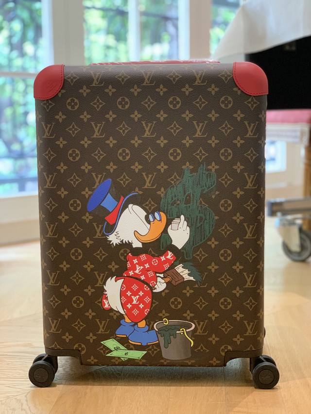 Louis Vuitton-Horizon四轮拉杆箱 55厘米 规格 38*55*21 长*高*宽 专柜正品品质 现货供应 L V Horizon 拉杆箱是由品