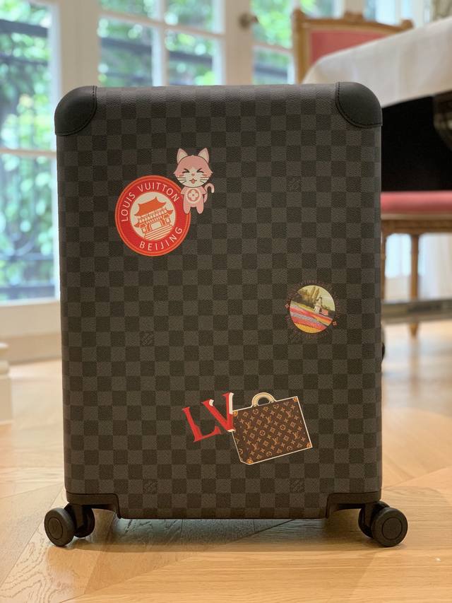 Louis Vuitton-Horizon四轮拉杆箱 55厘米 规格 38*55*21 长*高*宽 专柜正品品质 现货供应 L V Horizon 拉杆箱是由品