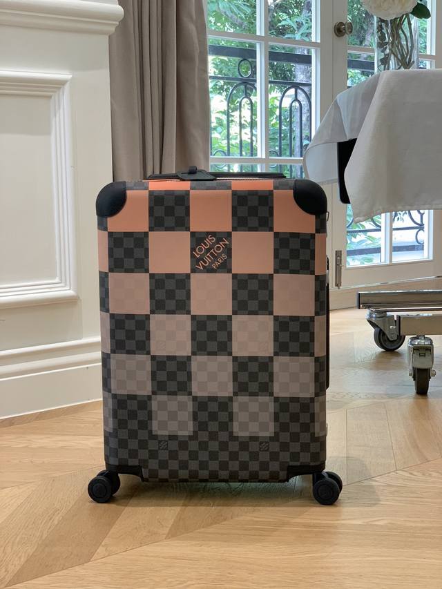 Louis Vuitton-Horizon四轮拉杆箱 55厘米 规格 38*55*21 长*高*宽 专柜正品品质 现货供应 L V Horizon 拉杆箱是由品