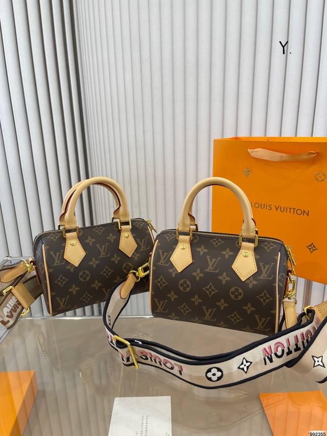 Lv Speedy 真的是不会轻易踩雷的单品之一了 日常百搭什么风格都可以驾驭 这个包细节非常多 手柄是手缝的 颗粒饱满 印花清晰越背越有质感 尺寸 20 14