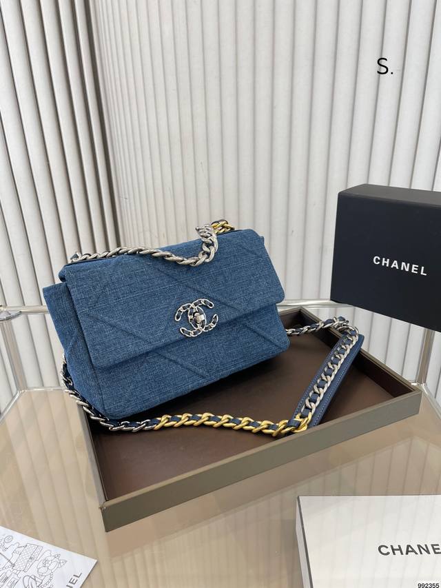 Chanel香奈儿19 Bag 拿到手里才感觉到它的魅力 时尚休闲 上身绝美 这份质感 小仙女们值得拥有 尺寸 25 17 - 点击图像关闭