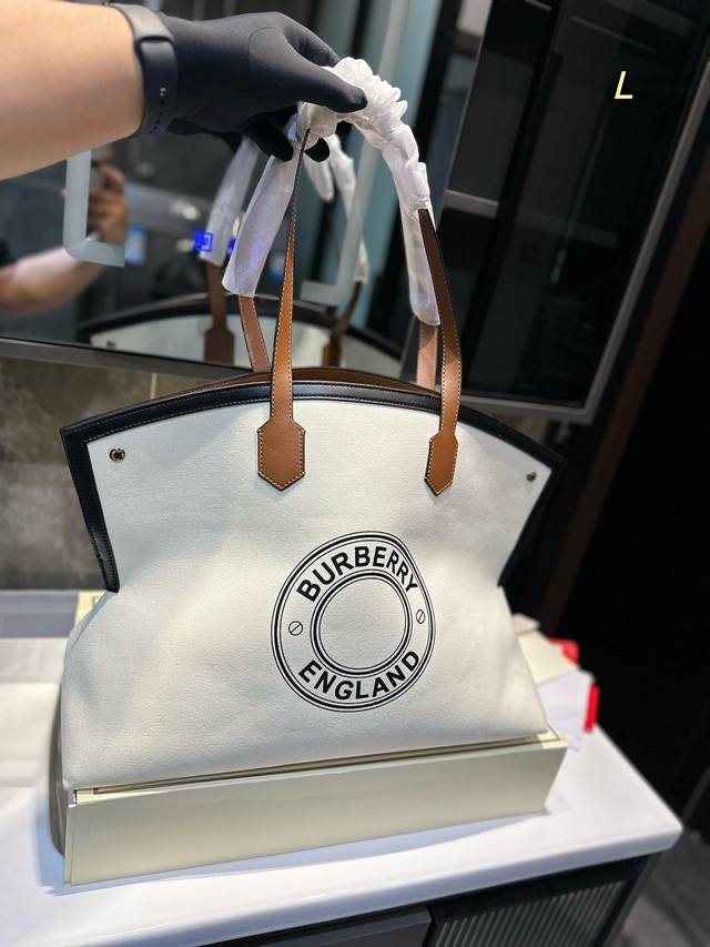 Burberry 2020Ss托特包购物袋 推 荐给大家 巴宝莉大家好.推荐给大家是2020Ss走秀款非常实用和百搭.相对很多托特包来说.这个款满轻便又耐用的一