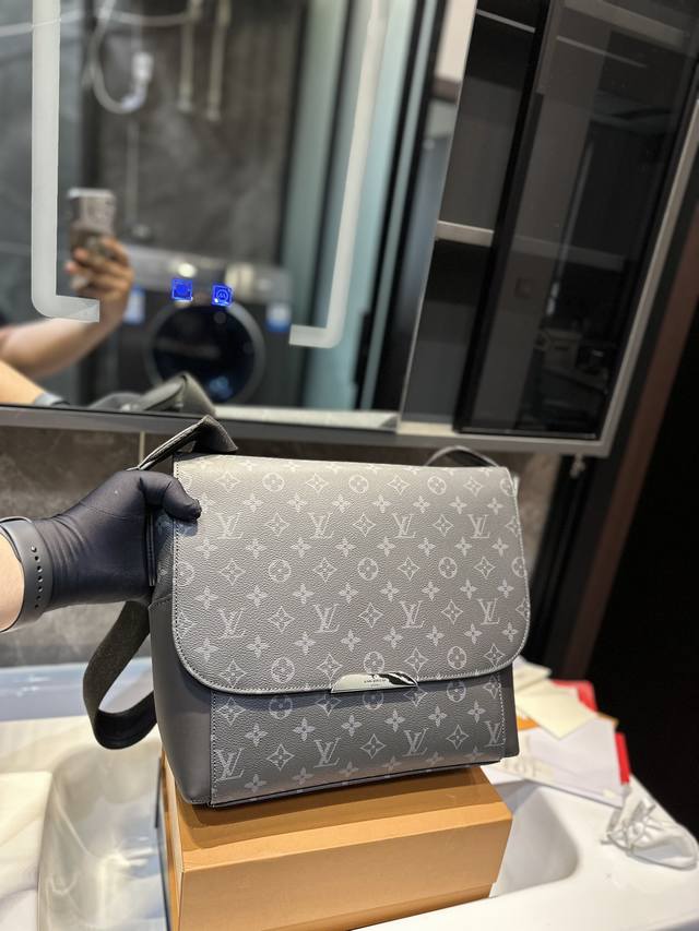 Louisvuitton 路易威登黑武士邮差包 Voyage 手袋 翻盖单肩包 大容量印花斜挎包 采用精湛镶嵌细工 经典百搭 实物拍摄 原厂原版面料s尺寸30