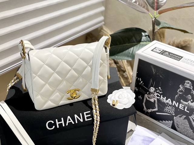 折叠礼盒 Chanel 23B 邮差方胖子 邮差方胖子都是感觉属于实用型 包身羊皮 黑金搭 配 整体全是经典元素 手拎斜挎都超级美 完全是日 常包包必用款 可以