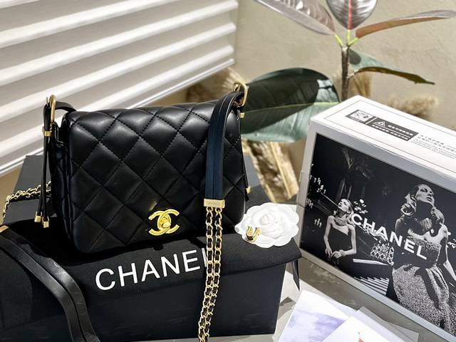 折叠礼盒 Chanel 23B 邮差方胖子 邮差方胖子都是感觉属于实用型 包身羊皮 黑金搭 配 整体全是经典元素 手拎斜挎都超级美 完全是日 常包包必用款 可以