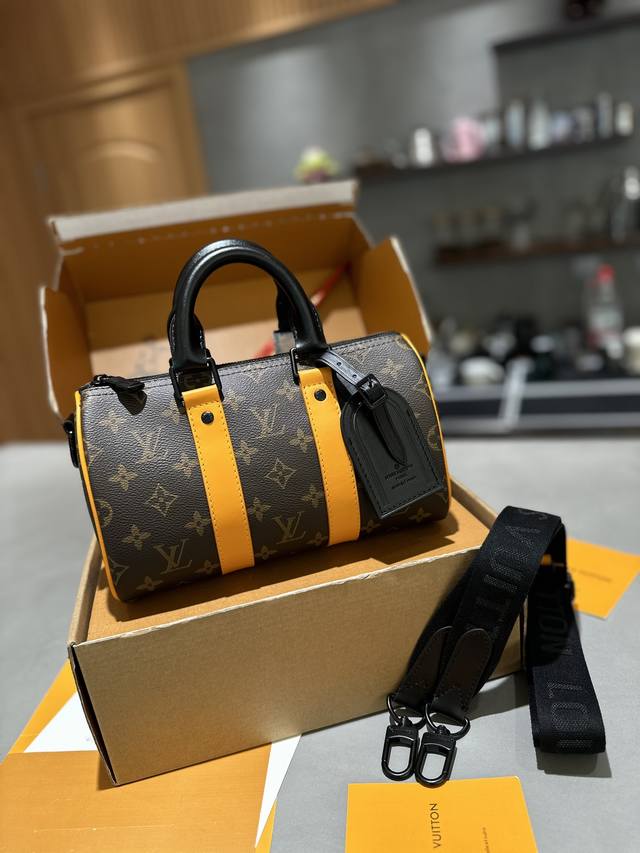 折叠礼盒包装 Lv Keepall Xs 秀款 枕头包 很燃 这款retiro 手袋以标志性 经典永恒 优雅低调的外形设计和宽敞的包身更加入了实用性 尺寸 24