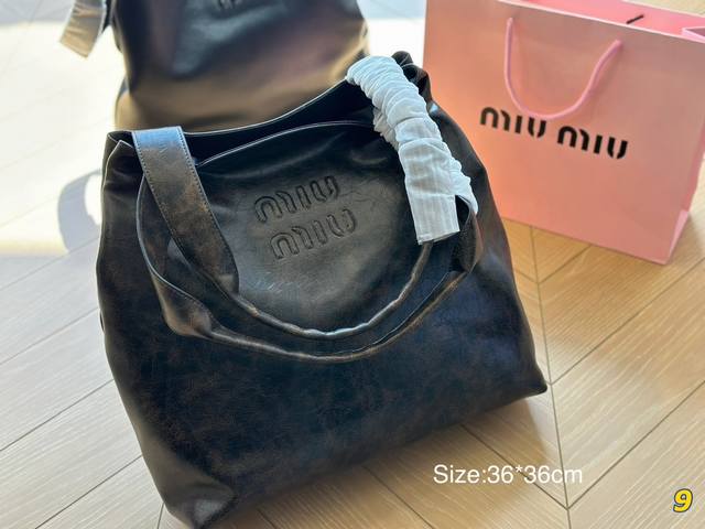 Size 36*36Cm 被miumiu征服的一天 Miuniu Tote托特包 最新秀款包包 跟上大包的节奏 随意慵懒 本季最爆 无法反驳吧了吧